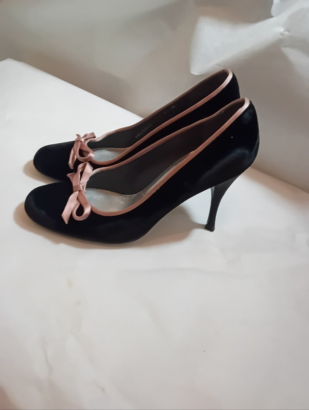 Stuart Weitzman Bow Luxury Velvet Heels Size 6B